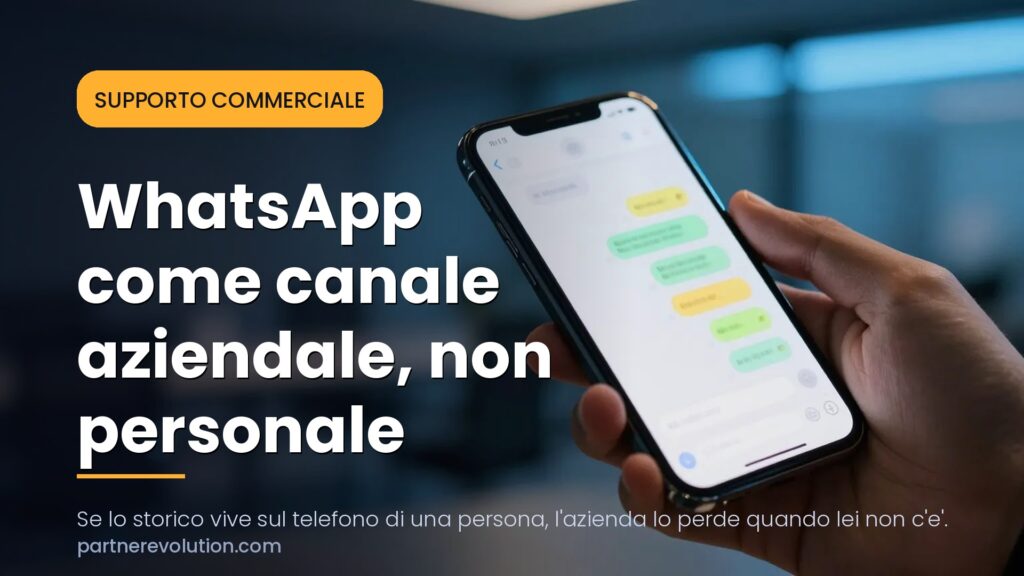 Telefono con chat aziendale in mano - PartneREvolution