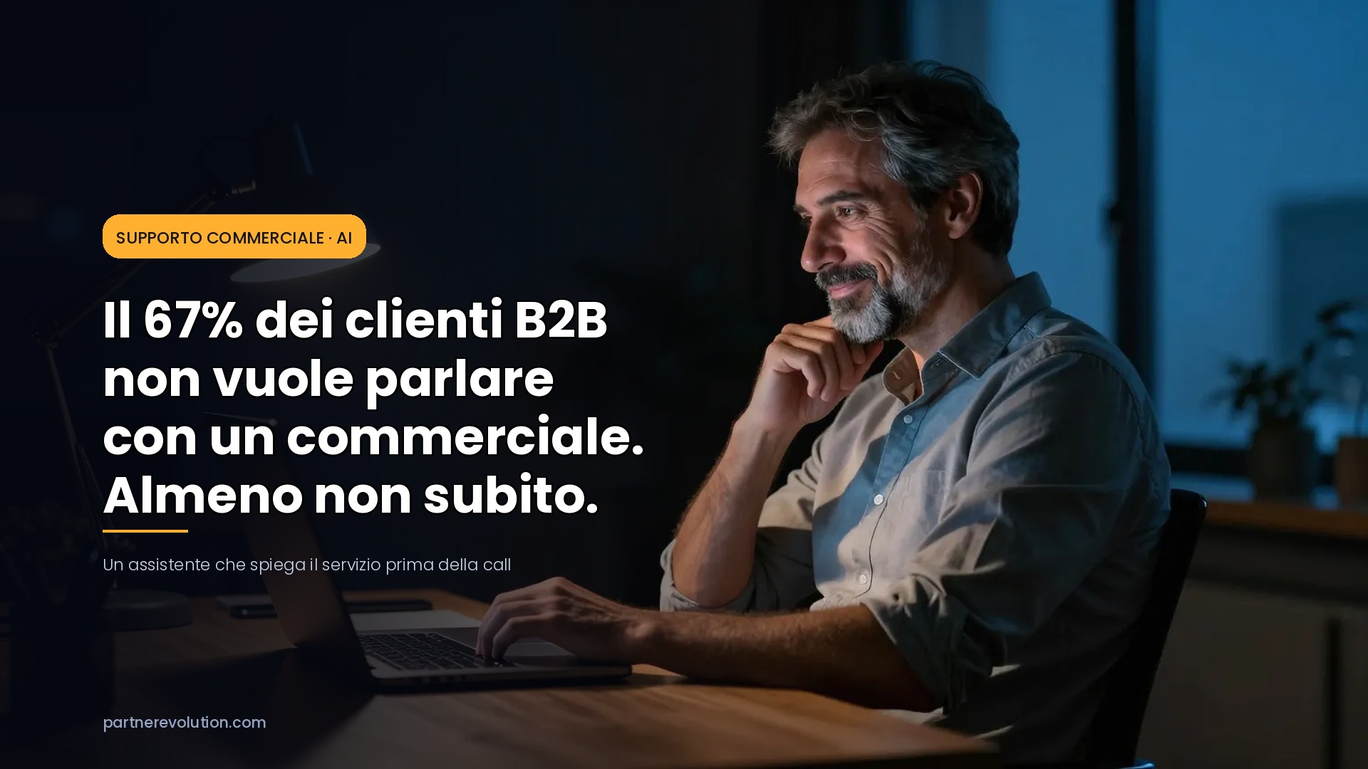 Imprenditore alla scrivania di sera che legge soddisfatto al laptop: il 67% dei clienti B2B non vuole parlare subito con un commerciale