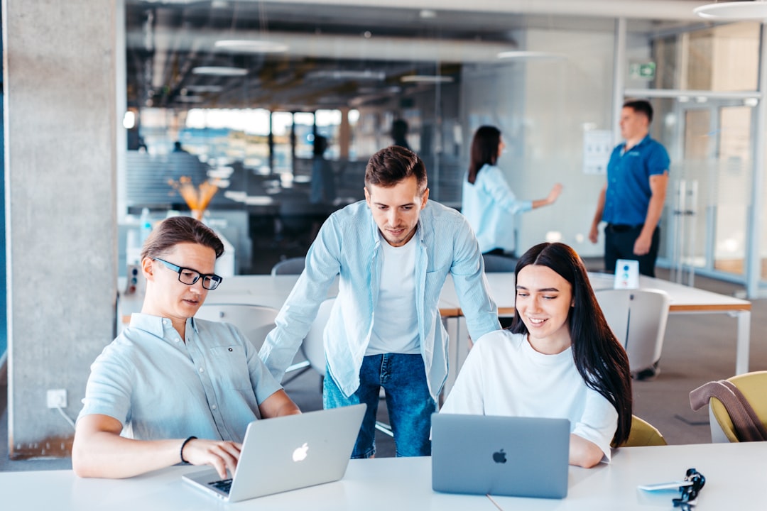 Professionisti che discutono un progetto software durante una riunione