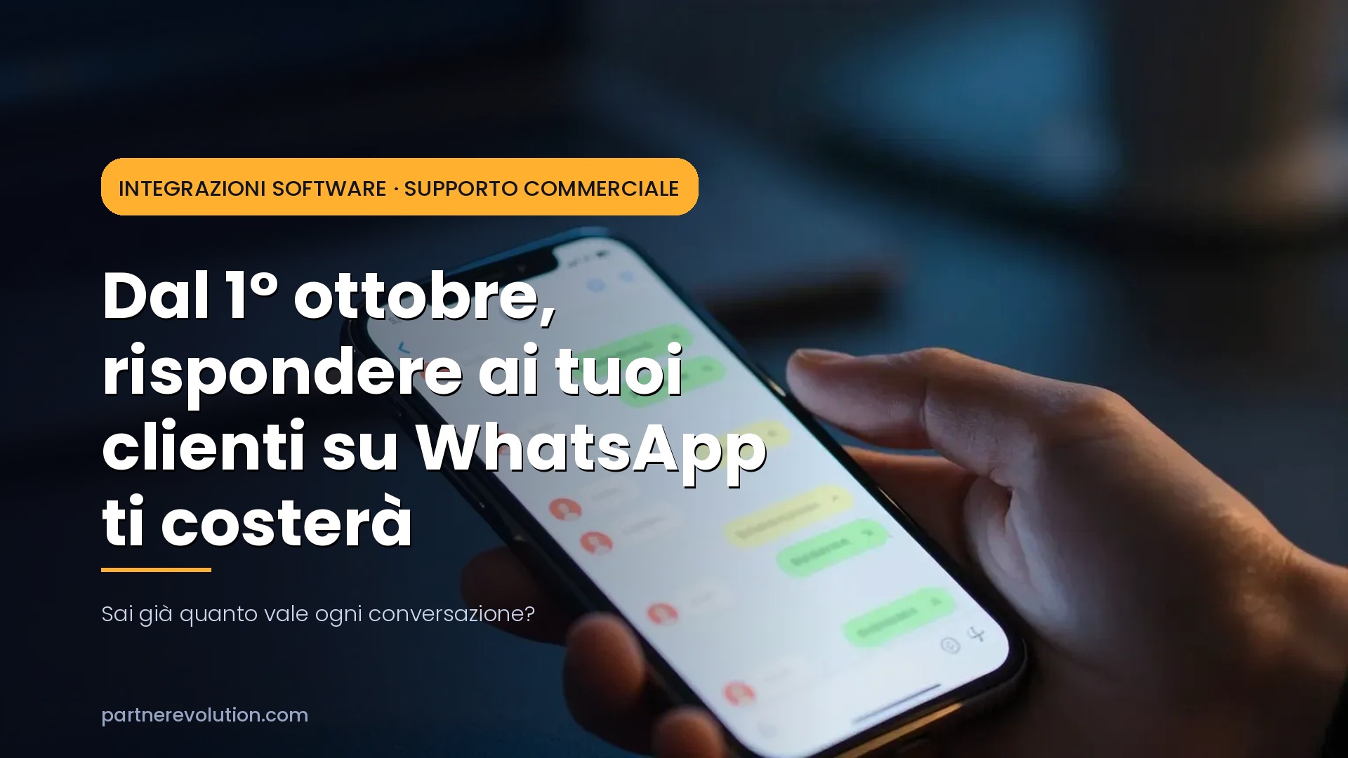 Mano con smartphone e chat colorata generica - WhatsApp costa di più dal 1 ottobre