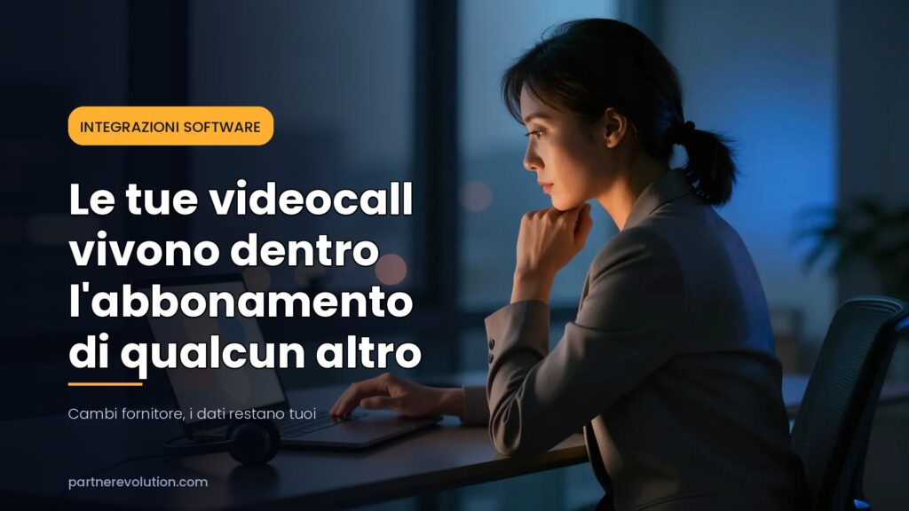Donna di profilo al laptop in ufficio al crepuscolo: videocall con i clienti salvate nel CRM