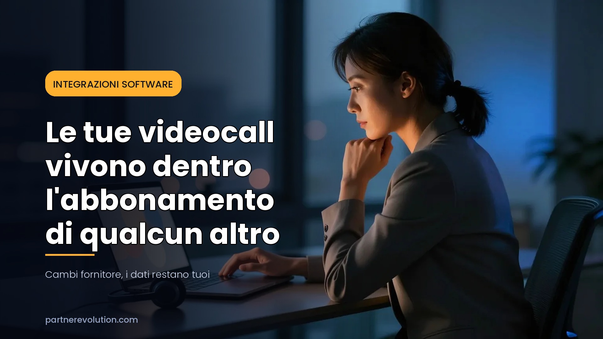 Donna di profilo al laptop in ufficio al crepuscolo: videocall con i clienti salvate nel CRM